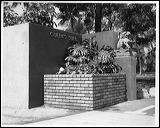 queens_surf_entrance